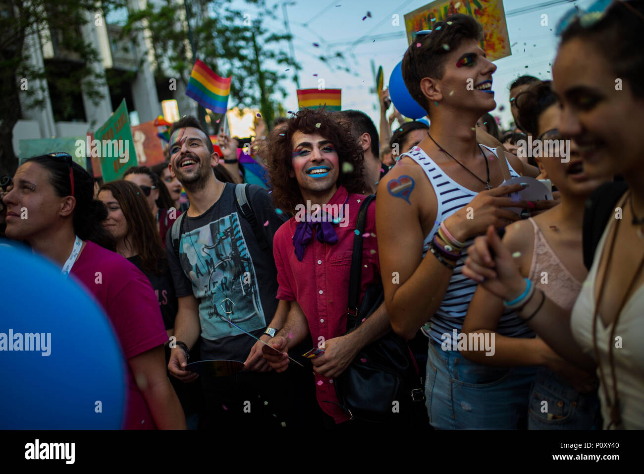 9 juin 2018, Athènes, Grèce : les participants de la parade Gay à pied à travers les rues peint et habillé de couleurs vibrantes. Des milliers ont participé à la parade de la Gay Pride 2018 en face du parlement grec à Athènes. Photo : Angelos Tzortzinis/dpa dpa : Crédit photo alliance/Alamy Live News Banque D'Images