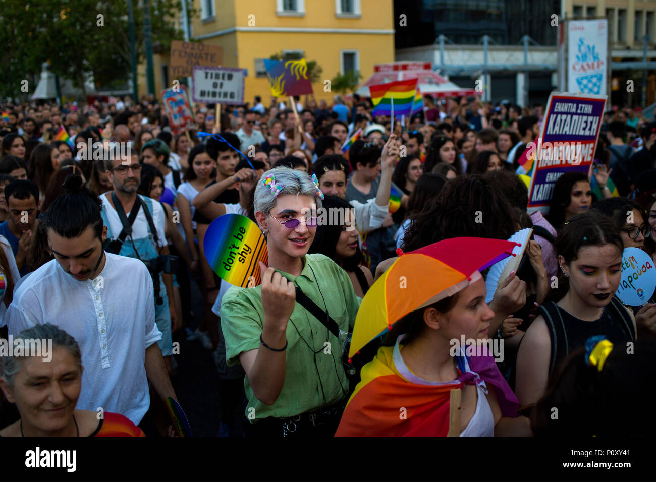 9 juin 2018, Athènes, Grèce : les participants de la parade Gay à pied à travers les rues. Des milliers ont participé à la parade de la Gay Pride 2018 en face du parlement grec à Athènes. Photo : Angelos Tzortzinis/dpa dpa : Crédit photo alliance/Alamy Live News Banque D'Images