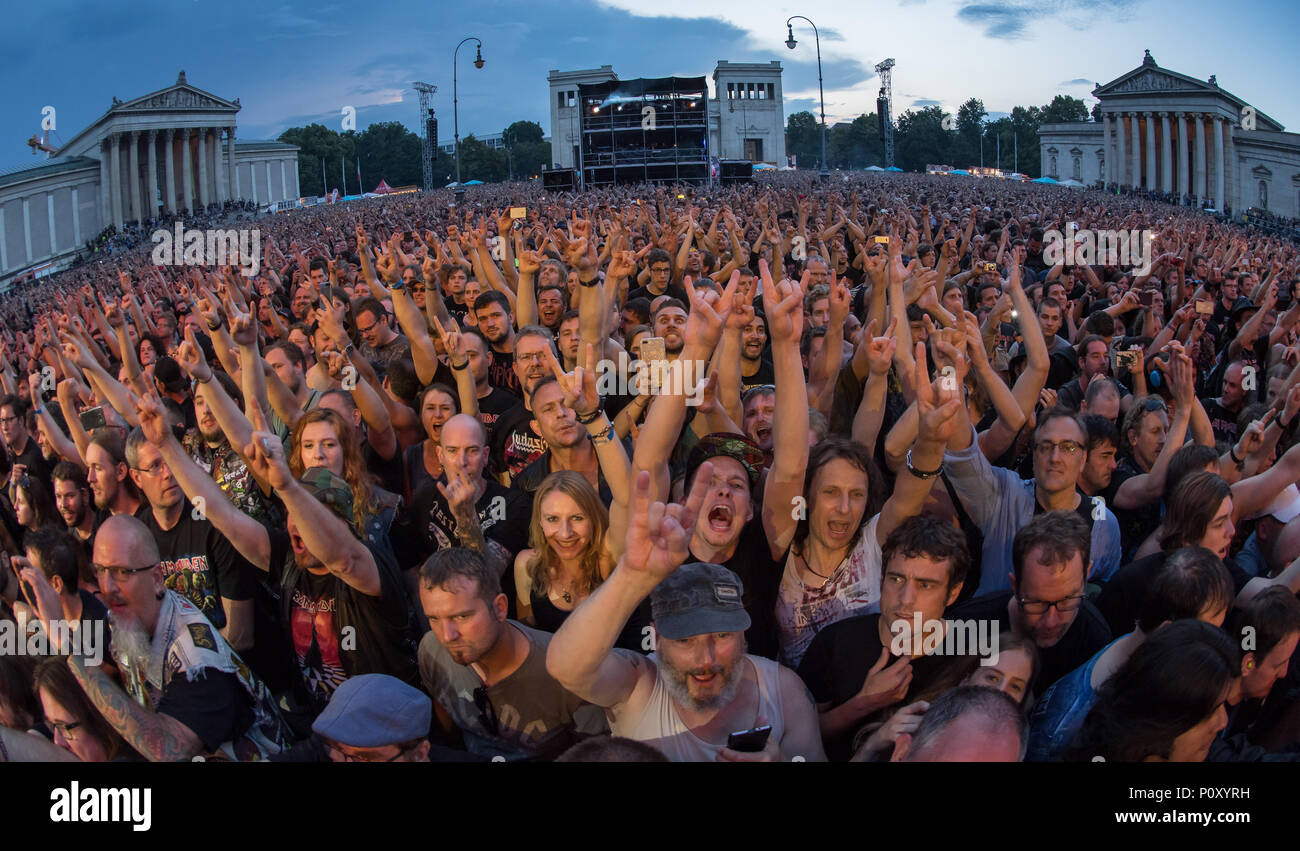 9 juin 2018, Munich, Allemagne : fans du groupe Iron Maiden posent beaucoup  pendant le Rockavaria concert. Le heavy metall événement aura lieu jusqu'au  10 juin 2018. Photo : Peter Kneffel/dpa dpa :