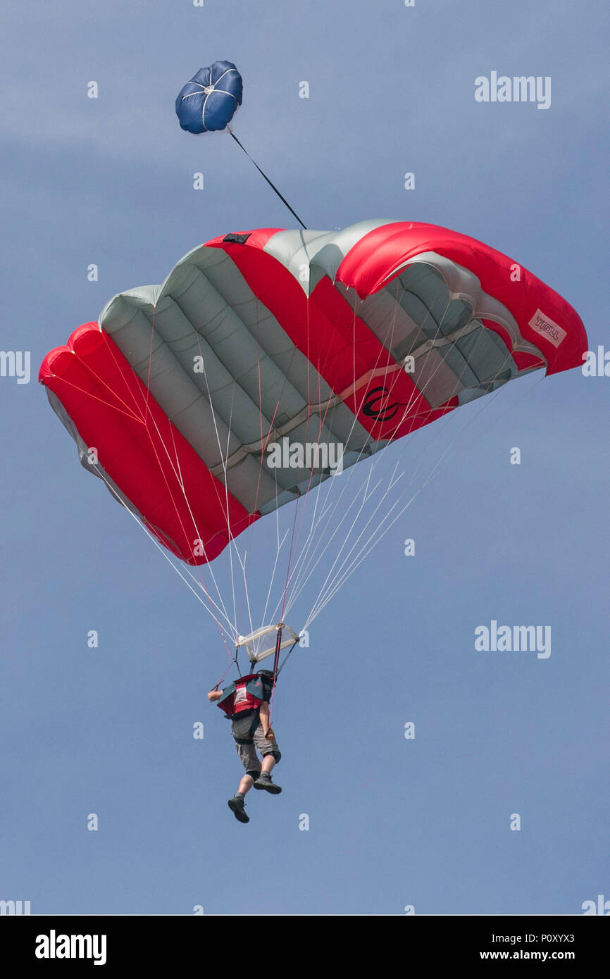 Blackpool, Lancashire, Royaume-Uni. 10/06/2018. Le AirgameZ est l'ultime base jump, parachutisme ou flying wingsuit concours de la Grande Îles Britanniques. Les cavaliers d'élite du monde entier sont invités à participer à partir de nos 473m de haut en concurrence grue pour voir qui a le culot, les compétences et le style de ravir les foules et gagner le pointage des juges. À partir de cette altitude cavaliers peuvent s'attendre à un retard de plus solides 3 secondes, effectuer le déploiement multi-étages, multi-voies style AAF liée quitte & multi-axe de voltige sur les rotations de la descente. /AlamyLiveNews MediaWorldImages:crédit. Banque D'Images