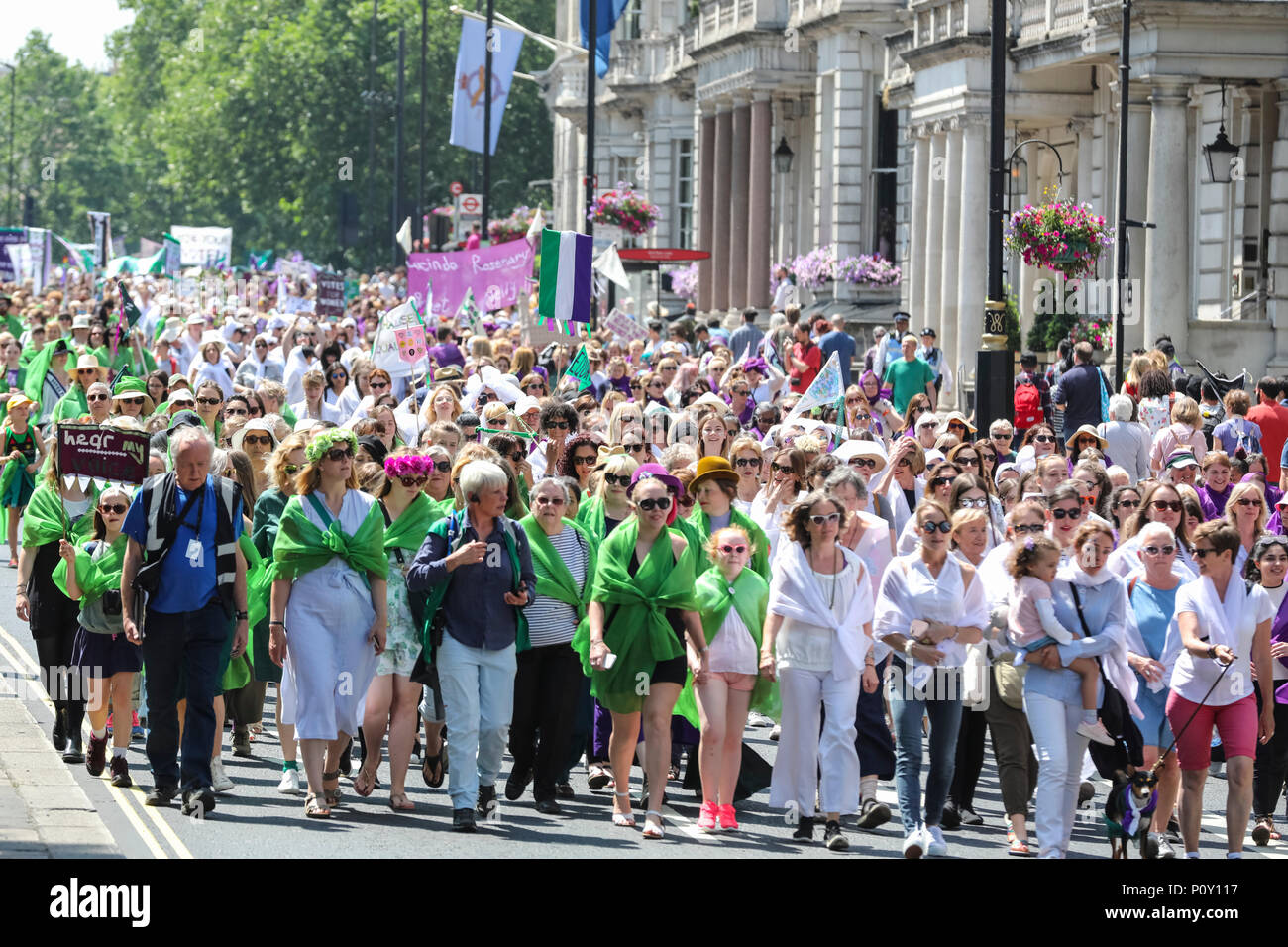 Le centre de Londres, Royaume-Uni, le 10 juin 2018. Les femmes et les filles de joie et célébrer. Les femmes et les filles de tout le Royaume-Uni se sont unis pour "processions" pour célébrer le centenaire du mouvement des suffragettes et du vote des femmes par une marche, formant une masse d'art participatif dans les couleurs des suffragettes de violet, blanc et vert. La London mars progresse de Hyde Park via Piccadilly, Pall Mall, Trafalgar Square et de Whitehall vers les chambres du Parlement à Westminster. Credit : Imageplotter News et Sports/Alamy Live News Banque D'Images