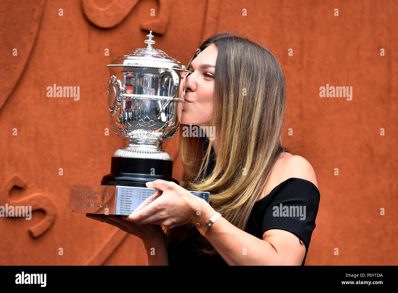 Paris, France. 10 Juin, 2018. De la Roumanie : Simona, le champion de la simple féminin de 2018 Tournoi Open français baisers le trophée pendant le photocall à Paris, France, le 10 juin 2018. Crédit : Chen Yichen/Xinhua/Alamy Live News Banque D'Images