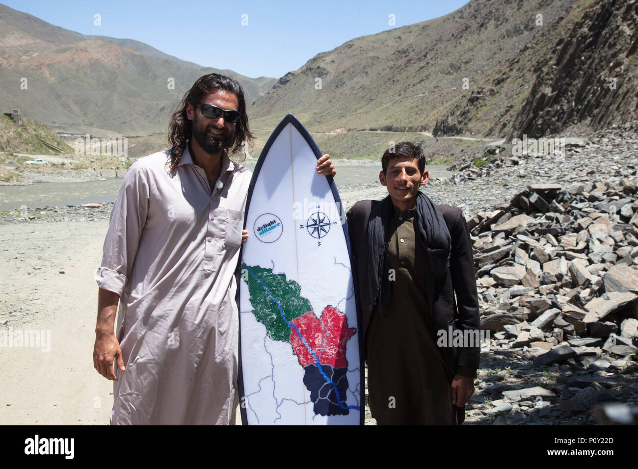 02 juin 2018, l'Afghanistan, l'Panjshir-Valley Allemand : surfer avec racines afghanes Afridun l'UMA (l) a été le premier internaute à représenter l'Afghanistan aux Championnats du monde l'année dernière. L'Uma et deux autres surfeurs sont sur une mission pour établir leur sport en Afghanistan et essayer d'attraper quelques vagues sur la rivière Panjshir. Photo : AFP Banque D'Images