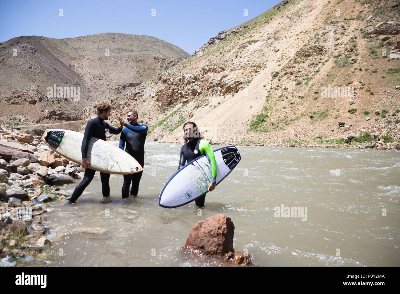 02 juin 2018, l'Afghanistan, l'Panjshir-Valley Afridun Surfers : Uma (r), Bene Di-Qual (l) et Jacob Kelly (c) sont en mission pour établir leur sport en Afghanistan et essayer d'attraper quelques vagues sur la rivière Panjshir. Photo : AFP Banque D'Images