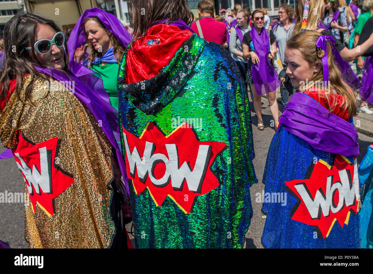 Londres, Royaume-Uni. 10 juin 2018. Les processions par 14-18 maintenant et Artichaut - Le 6 février 1918, la Loi sur la représentation du peuple a donné le premier britannique le droit de vote aux femmes. L'artichaut, le plus grand producteur d'art dans le domaine public, a invité les femmes et les filles pour marquer ce moment en prenant part à une importante participation de masse artwork. Ils marchent ensemble dans les processions, formant un portrait vivant de la femme au 21e siècle et l'expression visuelle de l'égalité. La célébration de la lutte pour obtenir le droit de vote. Crédit : Guy Bell/Alamy Live News Banque D'Images