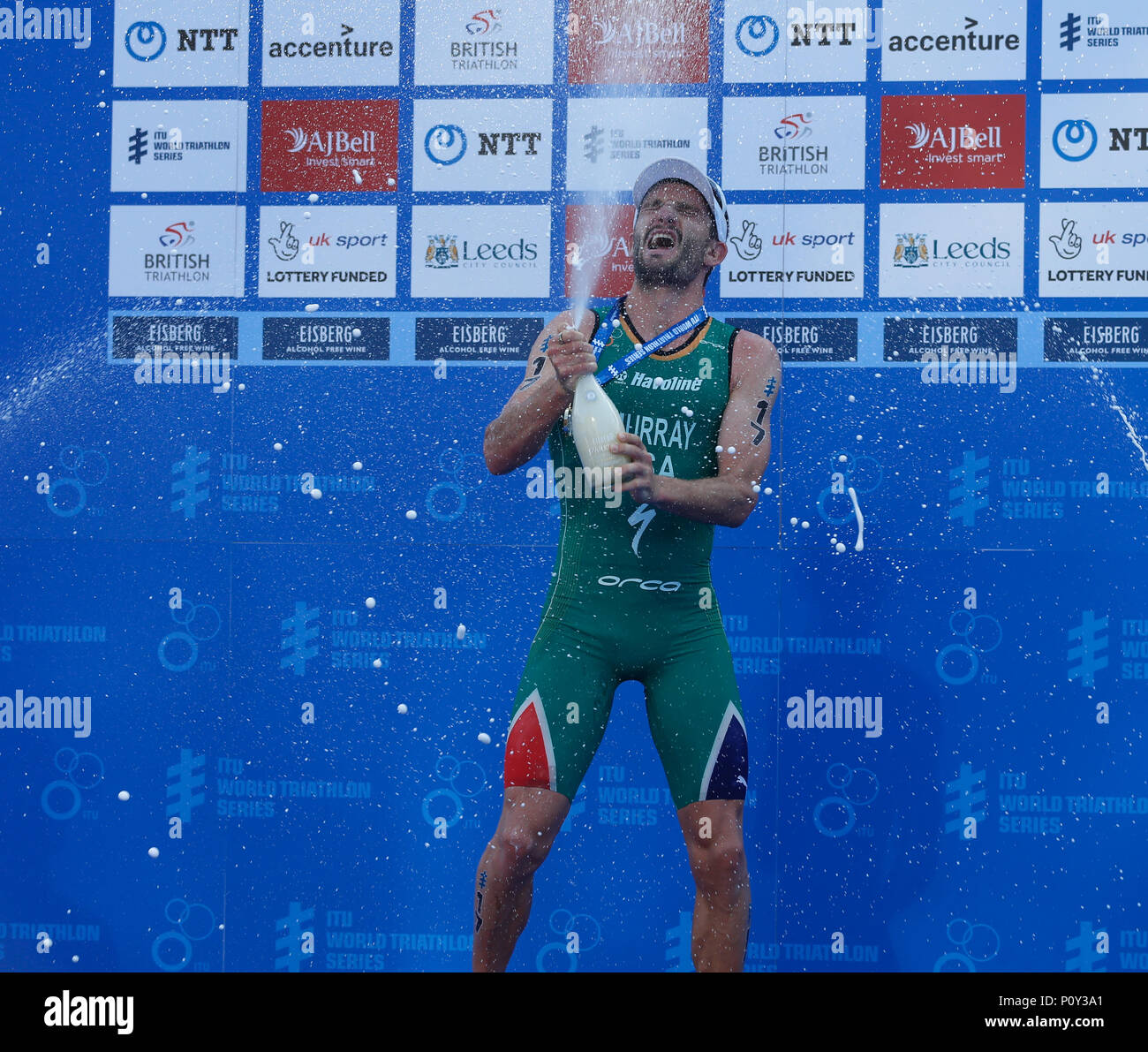 La place du millénaire, Leeds, West Yorkshire, 10 juin 2018. AJ Bell World Triathlon Leeds, au cours de la série mondiale de triathlon ITU. Richard Murray (RSA) célèbre la victoire 2018 AJ Bell World Triathlon Leeds Elite hommes dans le cadre de la série mondiale de triathlon ITU. Credit : Touchlinepics/Alamy Live News Banque D'Images