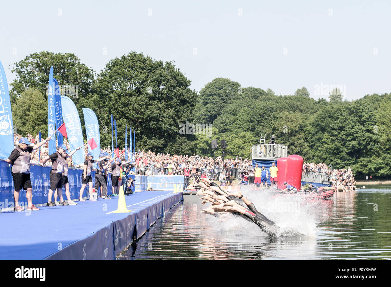 Leeds, UK. 10 juin 2018. Concurrents entrent dans l'eau dans l'Élite Mens course. Credit : Crédit : Dan Dan Cooke Cooke/Alamy Live News Banque D'Images