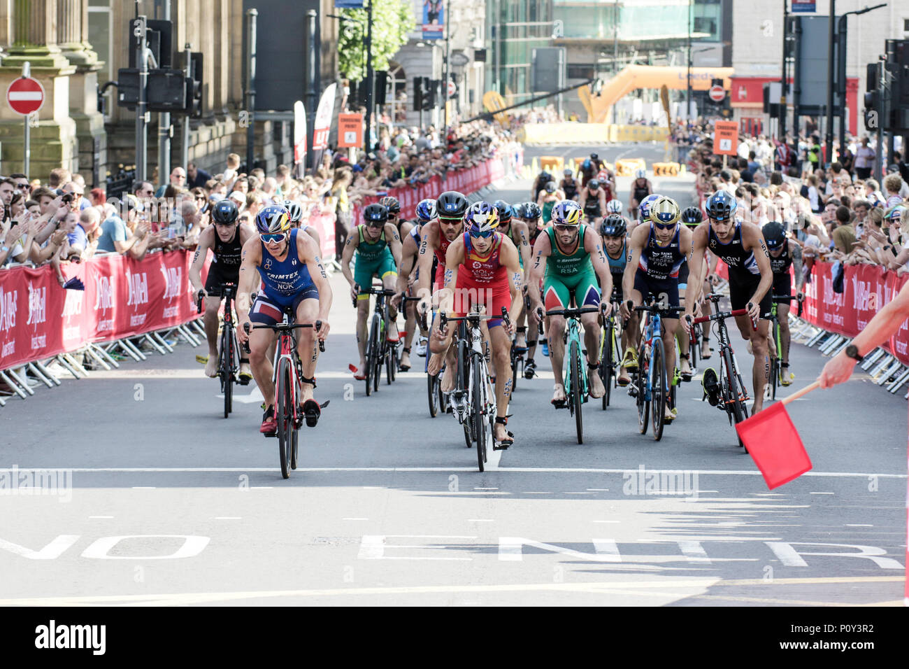 Leeds, UK. 10 juin 2018. Les hommes d'élite se préparent à sortir à T2 : Crédit Crédit : Dan Dan Cooke Cooke/Alamy Live News Banque D'Images