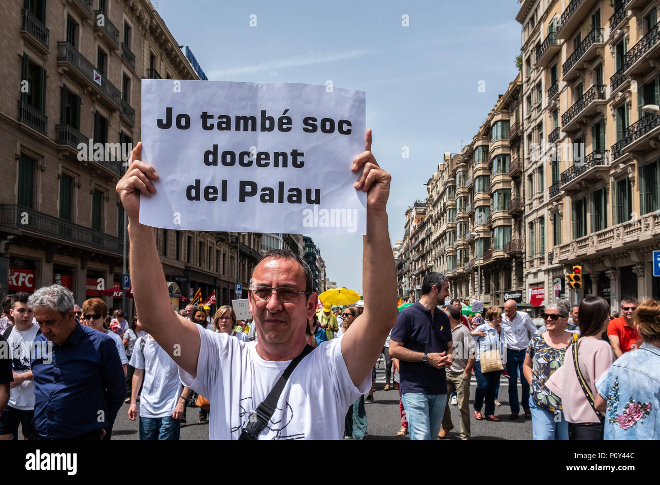 Barcelone, Espagne. 10 juin 2018. Un manifestant est vue montrant une affiche à l'appui de l'éducation catalan système. Des centaines de personnes appelées par les principaux syndicats de l'éducation ont participé à la manifestation pour défendre l'éducation et à l'appui de l'une des écoles secondaires qui a le plus souffert de la répression de l'état espagnol.Des professeurs de l'Institut de Palau ont été accusés et poursuivis pour "l'endoctrinement" pour défendre le droit de vote le 1 octobre. Credit : SOPA/Alamy Images Limited Live News Banque D'Images