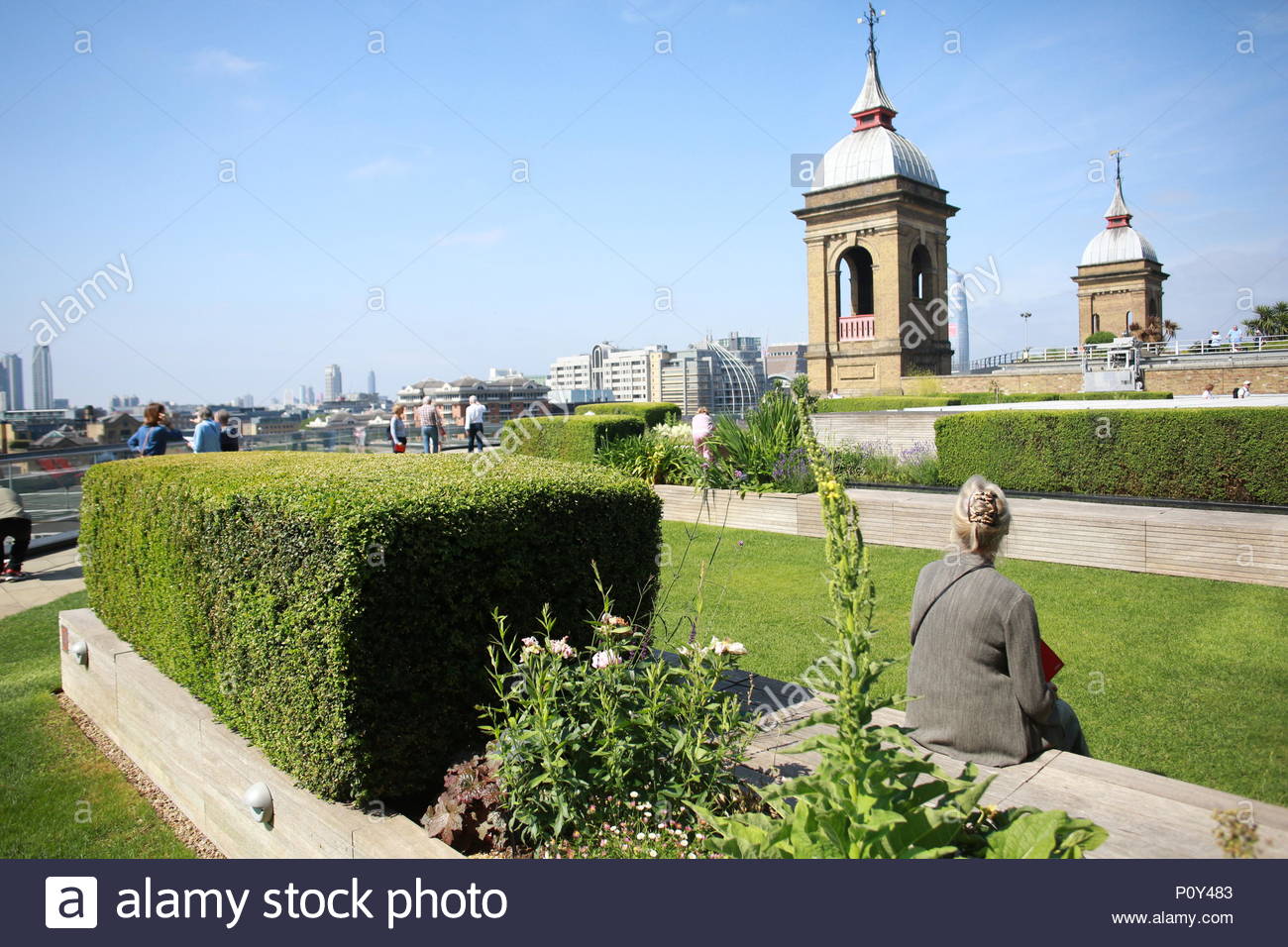 Londres, Royaume-Uni. 10 juin 2018. Météo radieuse à Londres comme Open Garden Squares weekend londoniens permet l'accès aux jardins insolites y compris celles avec vue spectaculaire sur les toits. De nombreux bâtiments comme le Nomura International plc bâtiment ont de beaux jardins sur les toits et il y avait toutes sortes d'activités pour les visiteurs de profiter. Crédit : la double couche/Alamy Live News Banque D'Images