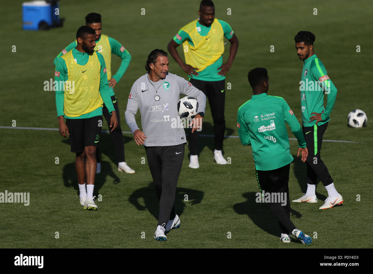 Saint Petersburg, Russie. 10 Juin, 2018. Entraîneur de l'équipe nationale de football de l'Arabie saoudite Juan Antonio Pizzi (C) assister à une session de formation au stade Petrovsky à Saint-Pétersbourg sur la Russie, en amont de la Coupe du Monde 2018. Crédit : Igor Russak SOPA/Images/ZUMA/Alamy Fil Live News Banque D'Images