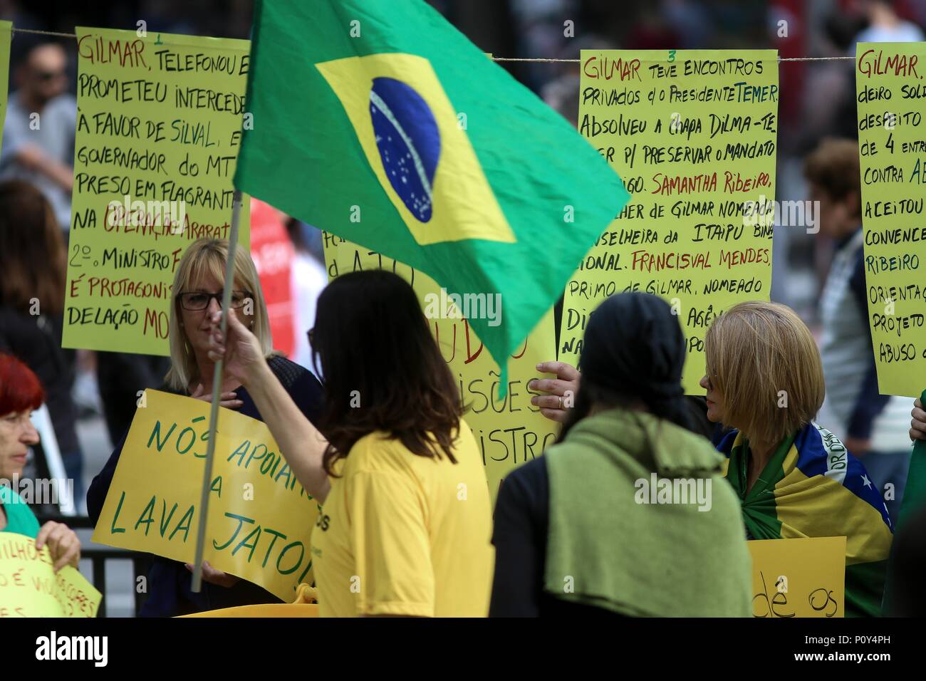 Sao Paulo, Brésil. 10 Juin, 2018. Une manifestation, organisée par le VEM Pra Rua group, en face de l'Pedro Lessa Justice Forum, sur l'Avenue Paulista, le centre-sud de la région de Sao Paulo, cet après-midi (10). Les manifestants protestent contre la libération d'hommes politiques d'une enquête pour corruption par STF Gilmar Mendes juge Crédit : Dario Oliveira/ZUMA/Alamy Fil Live News Banque D'Images