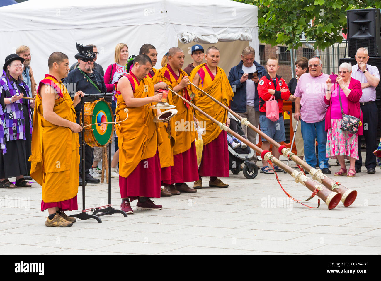 Wimborne, Dorset, Royaume-Uni. 10 juin 2018. Les foules affluent au Wimborne Folk Festival pour une journée de plaisir en regardant les danseurs et en écoutant la musique. Les Monks de Tashi Lhunpo du Monastère de Tashi Lhunpo exécutent des danses traditionnelles du festival tibétain et jouent des cornes et du tambour tibétains. Crédit : Carolyn Jenkins/Alay Live News Banque D'Images