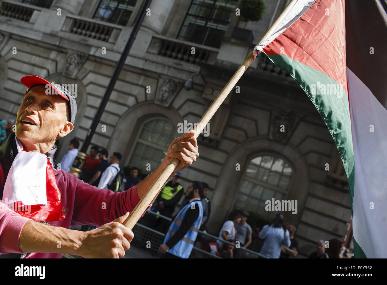 Londres, Royaume-Uni. 10 Juin, 2018. Un démonstrateur vagues un drapeau palestinien au cours de l'Assemblée pro-Palestine/Israël anti-Al-Quds Day manifestation dans le centre de Londres. La manifestation est notamment controversée dans la ville pour le battant de drapeaux du Hezbollah qui a lieu habituellement au cours de celui-ci. Crédit : David Cliff/SOPA Images/ZUMA/Alamy Fil Live News Banque D'Images