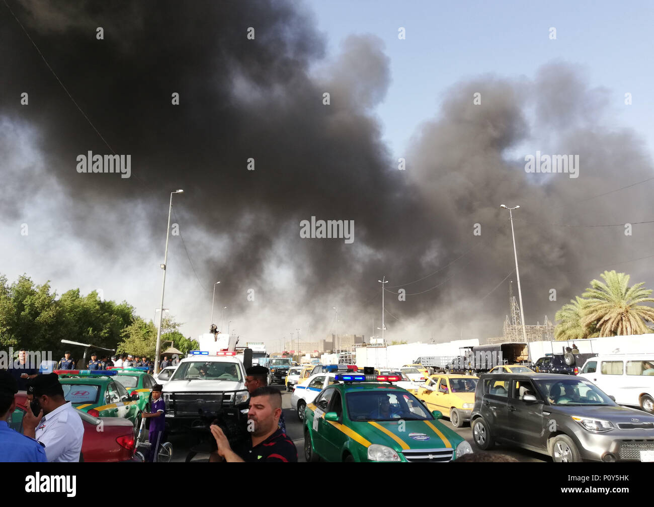 Bagdad, Iraq. 10 Juin, 2018. La fumée est visible sur le site où un violent incendie a éclaté dans trois entrepôts contenant des boîtes de scrutin de l'élection parlementaire au centre-ville de capitale Bagdad, Iraq, 10 juin 2018. Credit : Khalil Dawood/Xinhua/Alamy Live News Banque D'Images