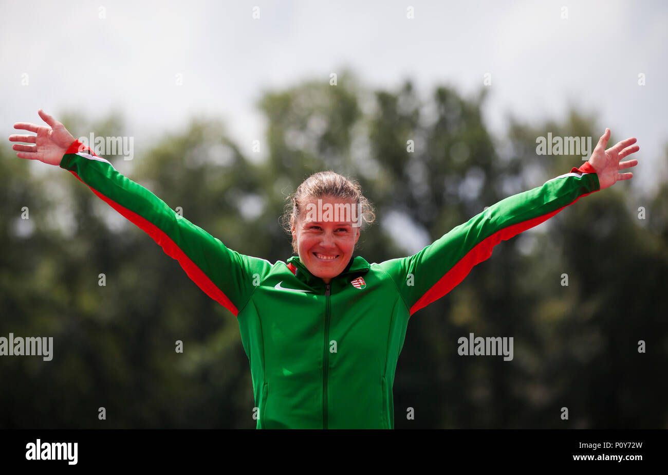 Belgrade, Serbie. 10 Jun, 2018. Danuta Kozak de HUN célèbre sur le podium lors de la cérémonie de remise des médailles pour le kayak monoplace (K1), 500m sprint race Crédit : Nikola Krstic/Alamy Live News Banque D'Images