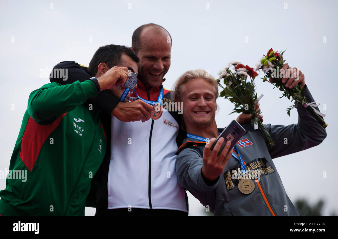 Belgrade, Serbie. 10 Jun, 2018. Max Hoff de GER, Elvidin dit de Ni et Fernando Pimenta de POR prend un au cours de la cérémonie de remise des médailles selfies pour Kayak monoplace (K1), 5000 m Crédit : Nikola Krstic/Alamy Live News Banque D'Images