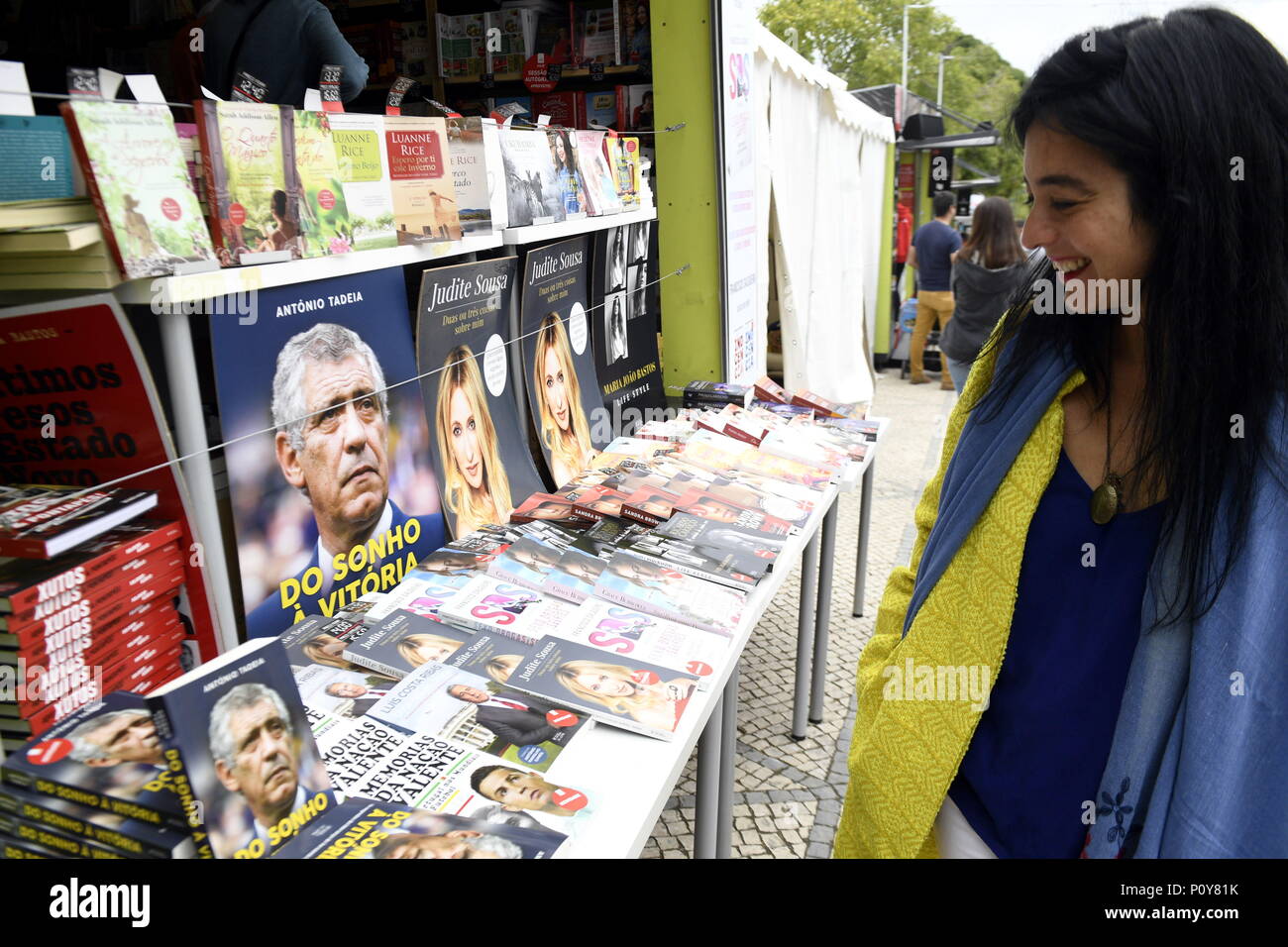 Lisbonne, Portugal. 10 Juin, 2018. Une femme se rend à la 88e Foire du livre de Lisbonne à Lisbonne, capitale du Portugal, le 10 juin 2018. La foire du livre de 20 jours prendra fin le 13 juin. Credit : Zhang Liyun/Xinhua/Alamy Live News Banque D'Images