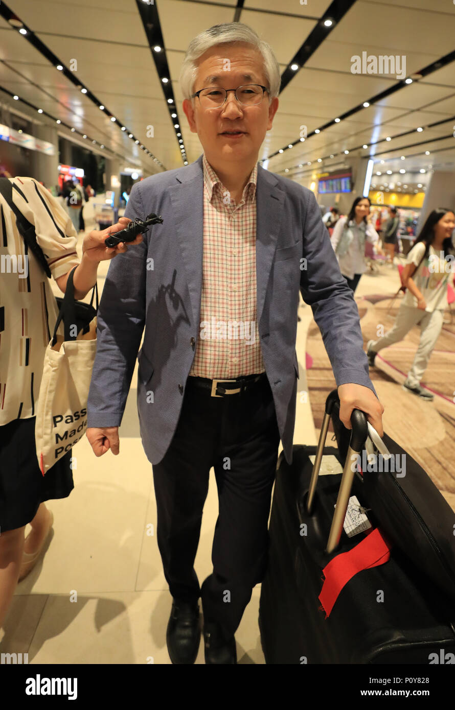 11 Juin, 2018. S. représentant coréen à Singapour Nam Gwan-pyo, un haut conseiller de sécurité pour le président sud-coréen Moon Jae-in, arrive à l'aéroport de Changi à Singapour le 10 juin 2018, deux jours d'avance d'un lieu historique de la Corée du nord-américaine du sommet. Credit : Newcom/Alamy/Yonhap News Live Banque D'Images