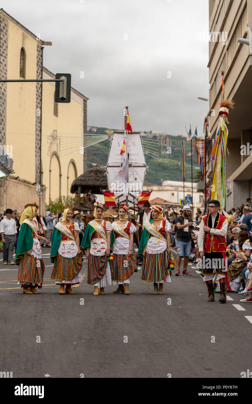 La Orotava, Tenerife, Îles Canaries, le 10 juin 2018 : Des milliers de personnes en costumes régionaux 467 prendre la rue dans le cadre d'un festival et un pèlerinage pour célébrer les traditions de pays à La Orotava, Tenerife, Canaries, en l'honneur de San Isidro Labrador et Santa Maria de la Cabeza, patrons de la région. Ils dansent, chantent, et donner de la nourriture ou des boissons pour les participants à l'événement, spectateur ou participant actif. Banque D'Images