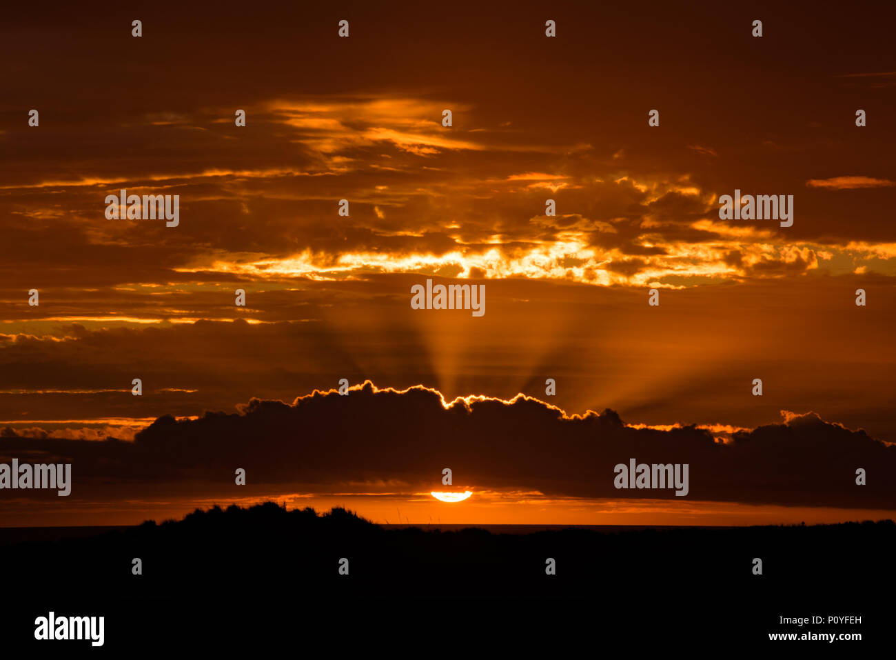 La lumière au coucher du soleil avec le ciel et les nuages colorés Banque D'Images