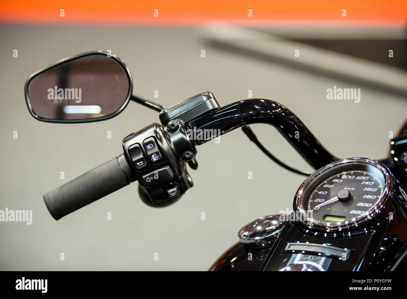 Compteur moto moderne sur planche de bord et les commandes du guidon pour  régulateur de vitesse, phares et klaxon Photo Stock - Alamy