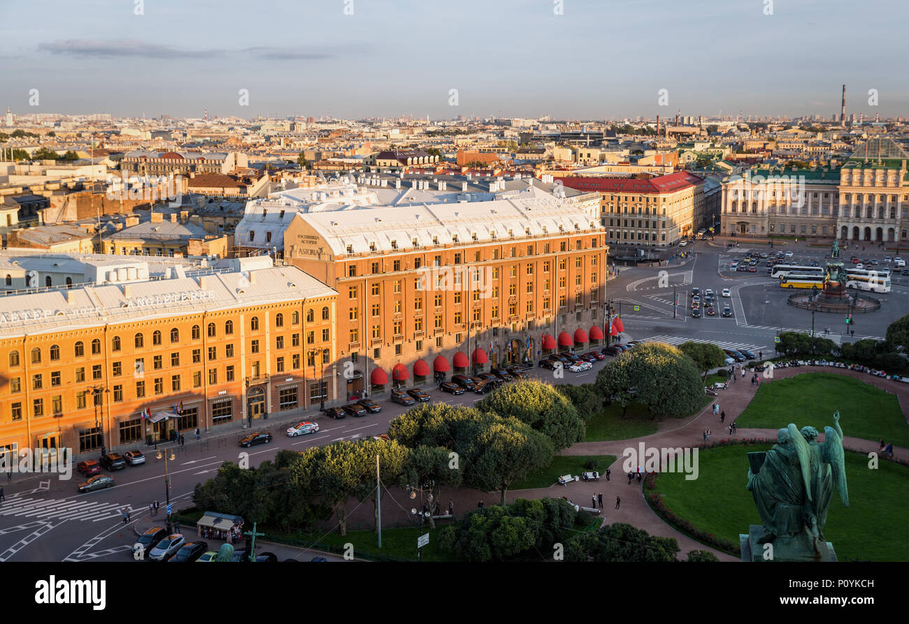 Saint Petersburge, Russie - 17 septembre 2017 : vue aérienne la cathédrale Saint-Isaac plus vieux bâtiments et les routes autour de la place Saint-Isaac avant le coucher du soleil Banque D'Images