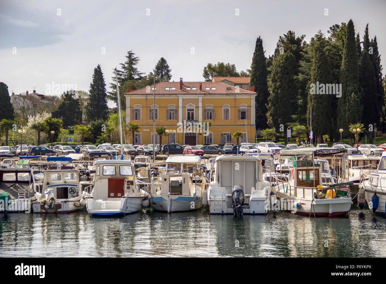 Istrie, Croatie, avril 2018 - Rangées de bateaux amarrés dans la ville côtière de Porec Banque D'Images