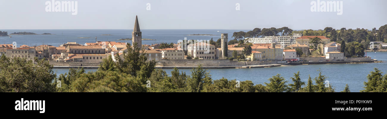Istrie, Croatie, avril 2018 - Vue panoramique de l'ancienne ville de Porec sur la mer Adriatique Banque D'Images