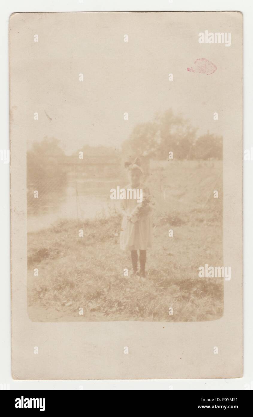 LA RÉPUBLIQUE TCHÉCOSLOVAQUE, VERS les années 1930 : une photo d'époque montre une jeune fille. La photo est surexposée, vers les années 1930. Banque D'Images