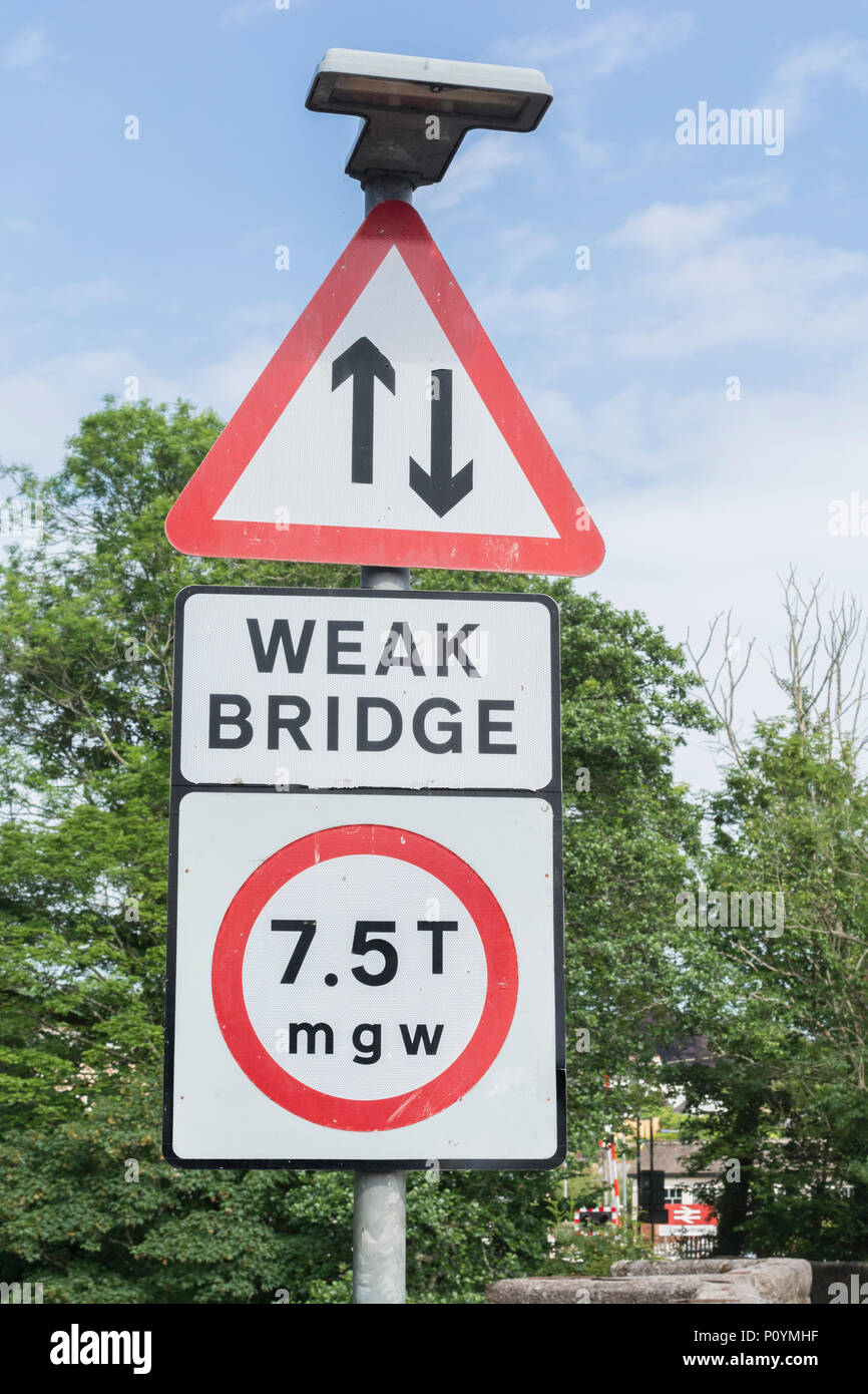 Faible Pont panneau d'avertissement sur la rivière Fowey à Lostwithiel à Cornwall. Métaphore lien le plus faible, les liens faibles. Banque D'Images