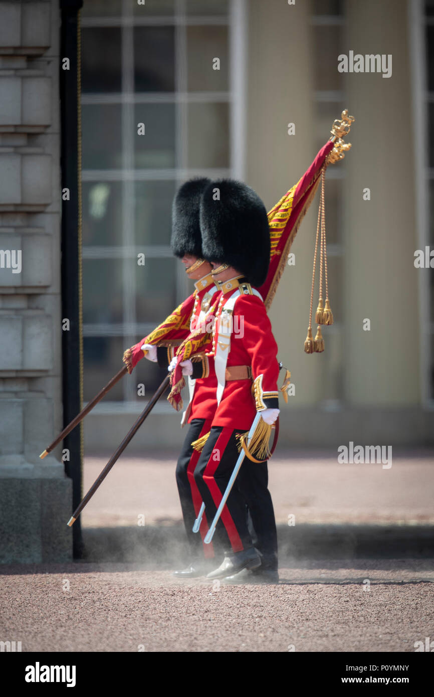 9 juin 2018 London UK Britain's Queen Elizabeth conduit la famille royale britannique pour célébrer son anniversaire officiel avec la Parade des couleurs et un défilé au palais de Buckingham à Londres. Banque D'Images