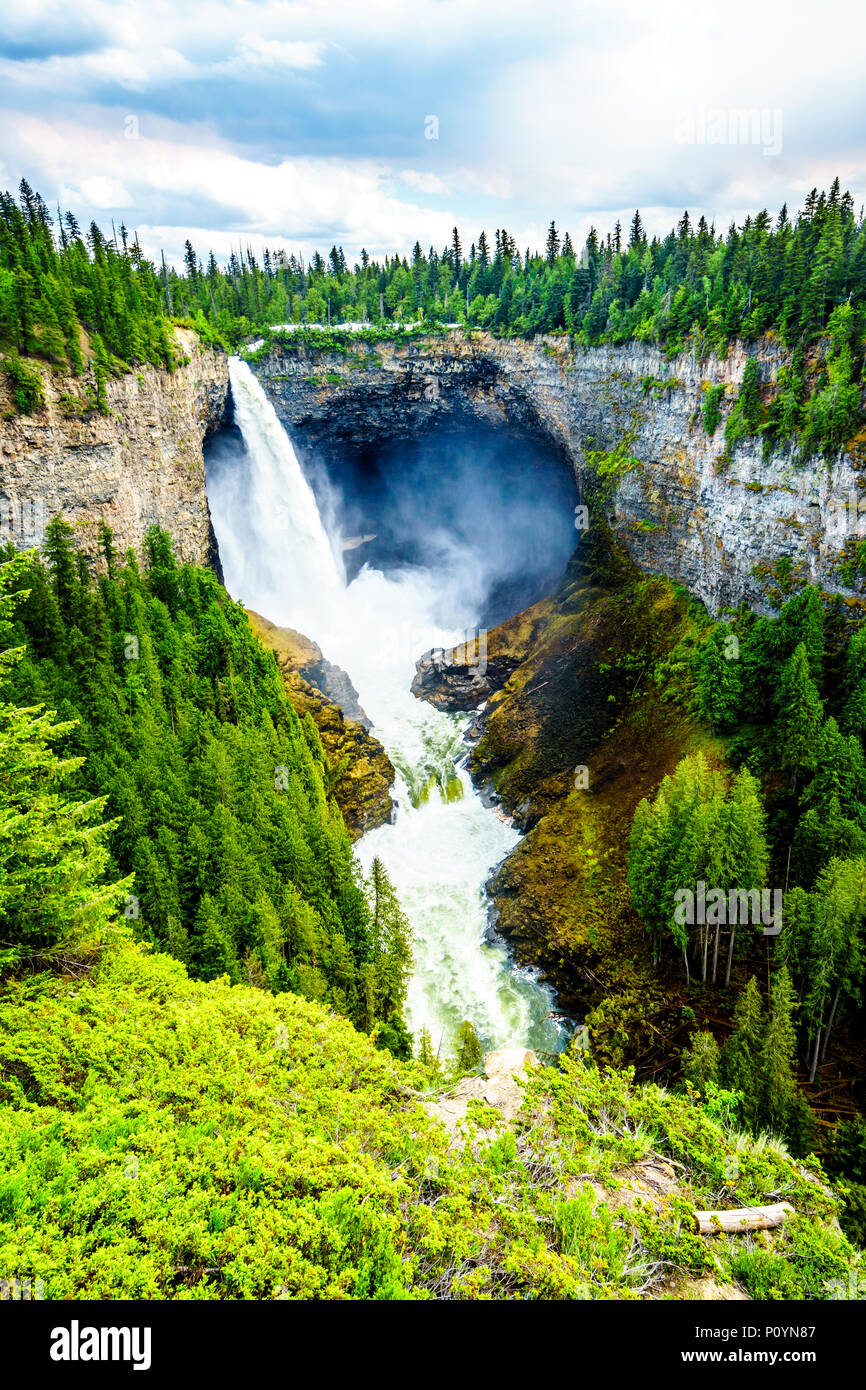 Les spectaculaires chutes Helmcken dans le parc provincial Wells Gray British Columbia, Canada avec les chutes au maximum de volume lors d'un printemps précoce de la fonte de la neige Banque D'Images