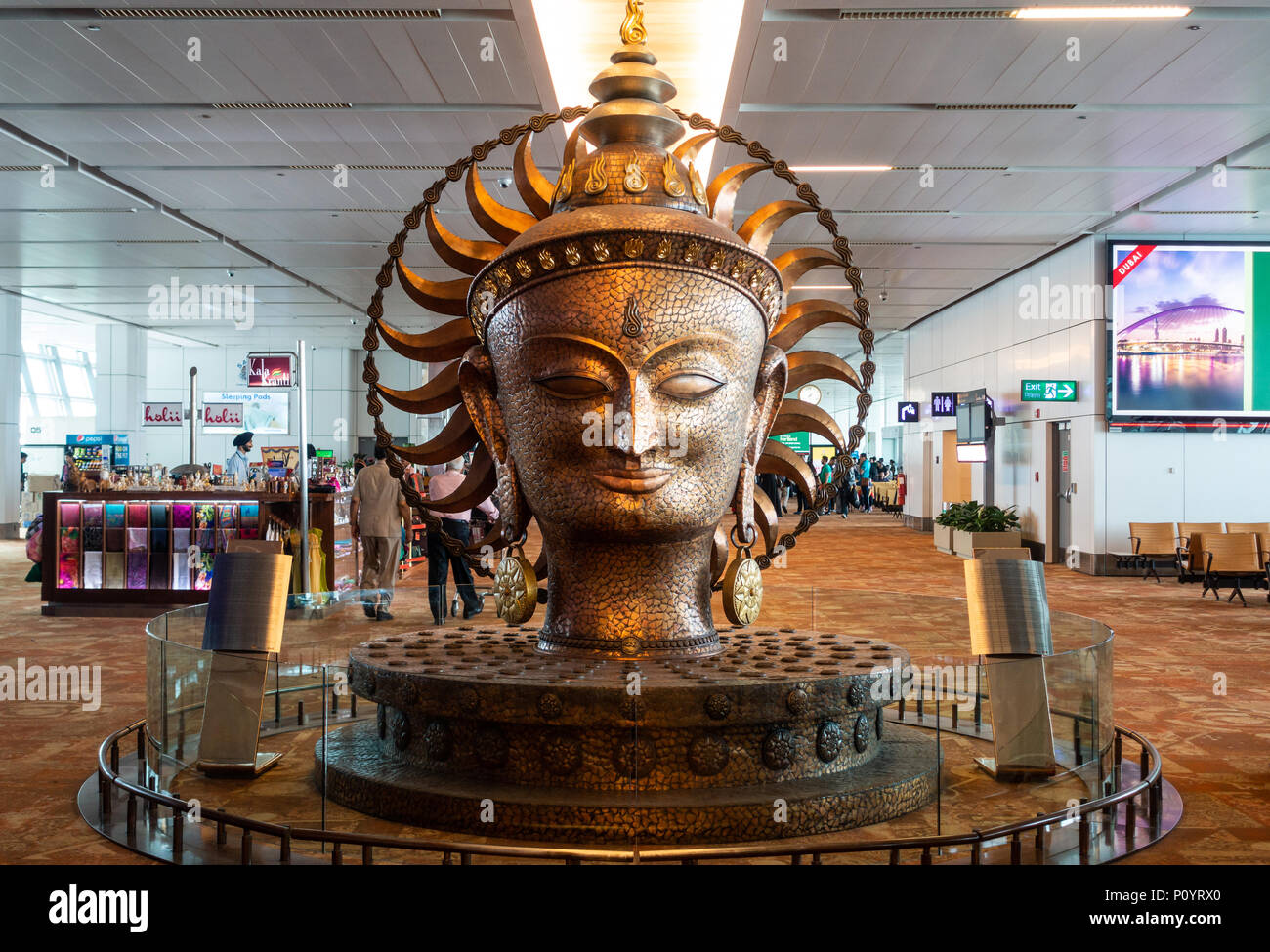 NEW DELHI, INDE - CIRCA AVRIL 2017 : Surya statue en bronze à l'Aéroport International Indira Gandhi, l'aérogare 3. Surya est la divinité solaire dans l'hindouisme. Banque D'Images