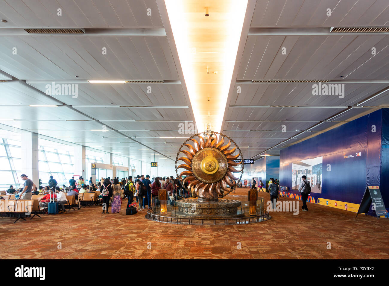 NEW DELHI, INDE - CIRCA AVRIL 2017 : Retour de la Surya statue en bronze à l'Aéroport International Indira Gandhi, l'aérogare 3. Surya est la déité solaire en H Banque D'Images