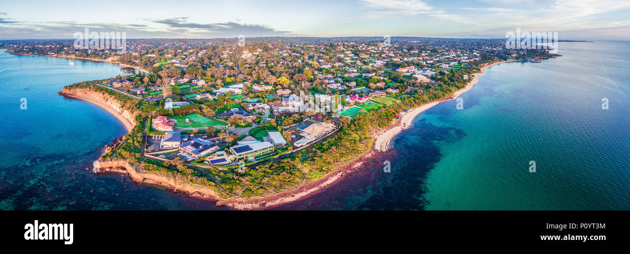 Grand panorama aérien de littoral avec des villas de luxe et de banlieue, au coucher du soleil Banque D'Images