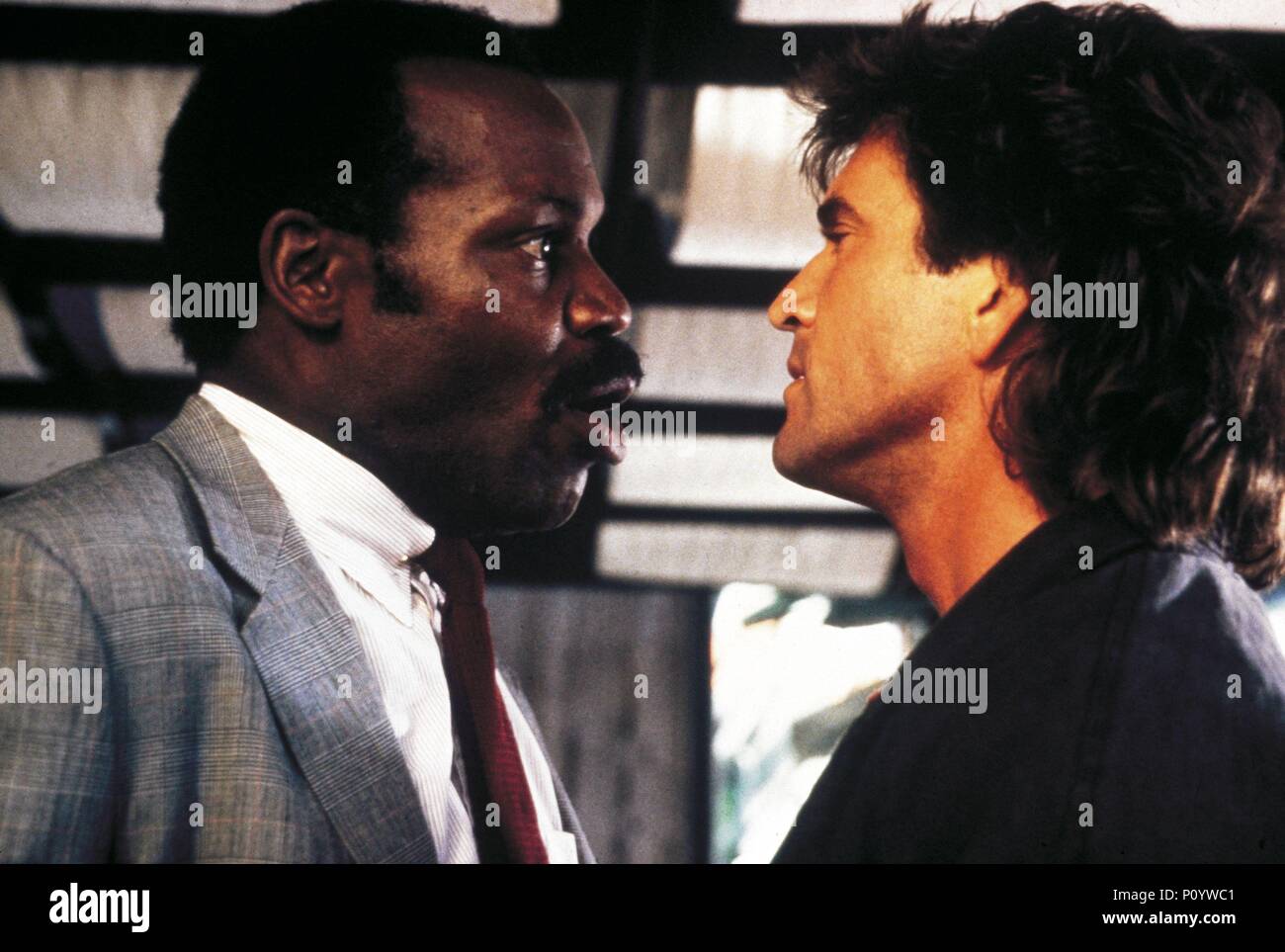 Titre original : arme mortelle. Titre en anglais : l'arme fatale. Directeur de film : RICHARD DONNER. Année : 1987. Stars : Danny Glover, Mel Gibson. Credit : Warner Brothers / Album Banque D'Images