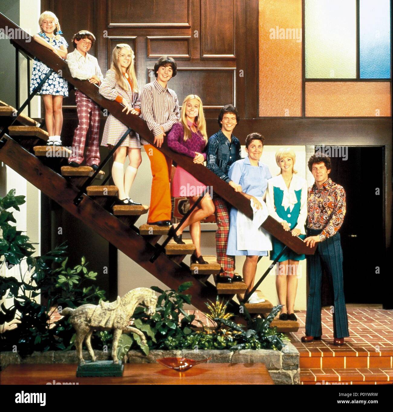 Titre du film original : The Brady Bunch. Titre en anglais : The Brady Bunch. Directeur de film : BETTY THOMAS. Année : 1995. Stars : CHRISTINE TAYLOR ; Gary Cole, SHELLEY LONG ; CHRISTOPHER DANIEL BARNES ; JENNIFER ELISE COX ; PAUL SUTERA ; OLIVIA HACK ; JESSE LEE ; HENRIETTE MANTEL. Credit : PARAMOUNT PICTURES / Album Banque D'Images