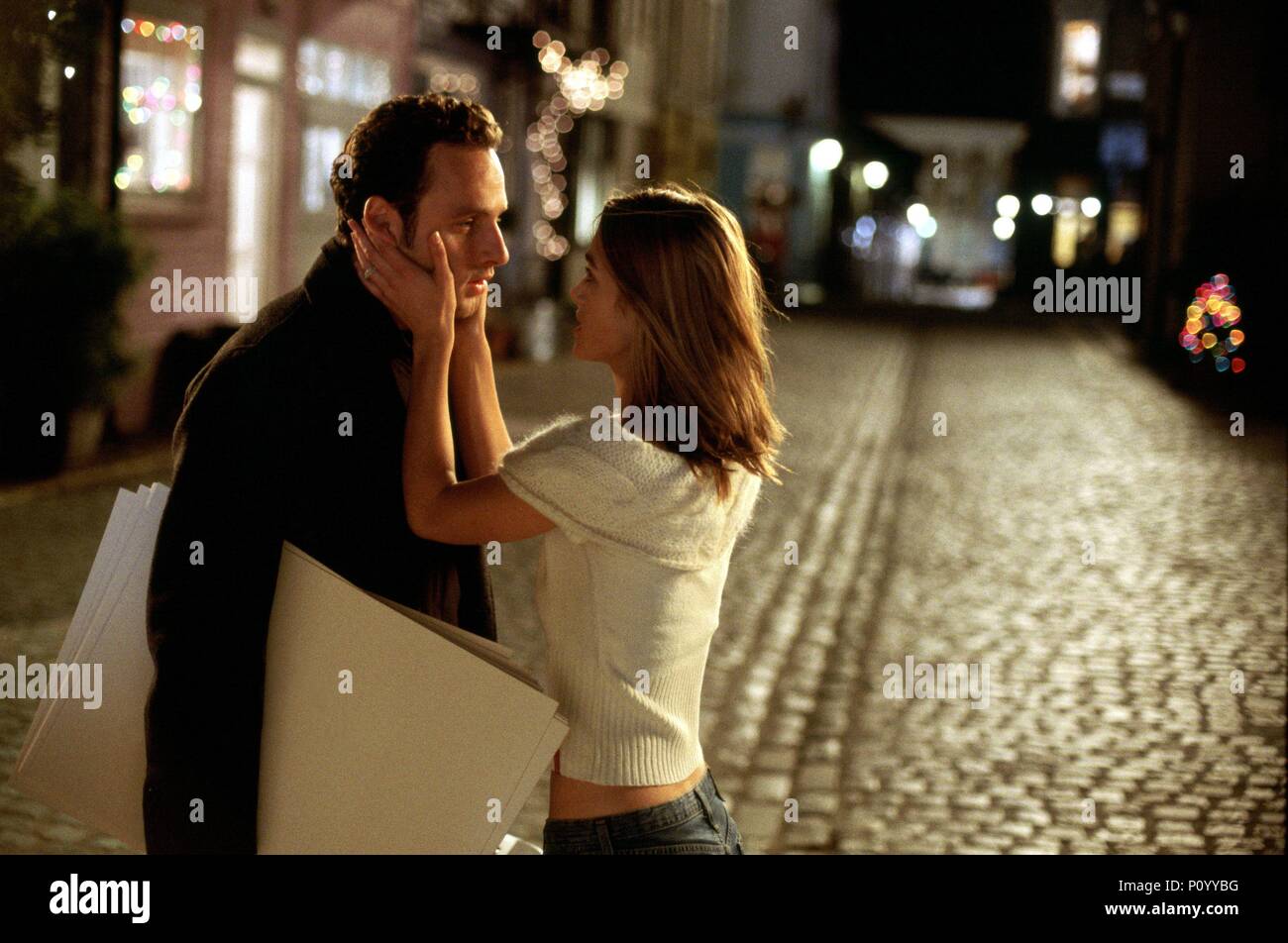 Titre original : Love Actually. Titre en anglais : L'AMOUR EN FAIT. Film Directeur : RICHARD CURTIS. Année : 2003. Stars : Keira Knightley, ANDREW LINCOLN. Credit : Universal Studios / MOUNTAIN, PETER / Album Banque D'Images