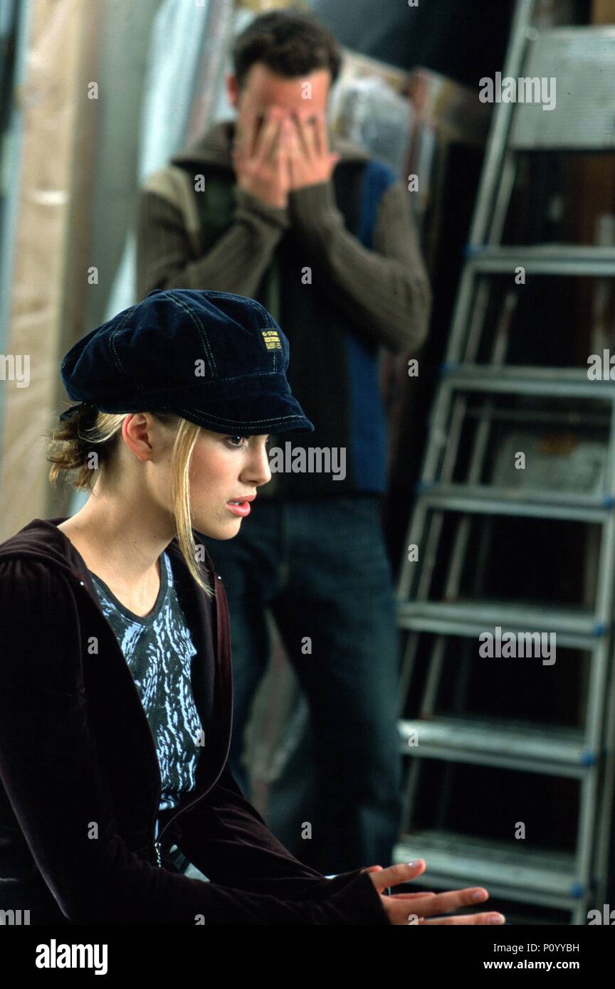 Titre original : Love Actually. Titre en anglais : L'AMOUR EN FAIT. Film Directeur : RICHARD CURTIS. Année : 2003. Stars : Keira Knightley, ANDREW LINCOLN. Credit : Universal Studios / MOUNTAIN, PETER / Album Banque D'Images