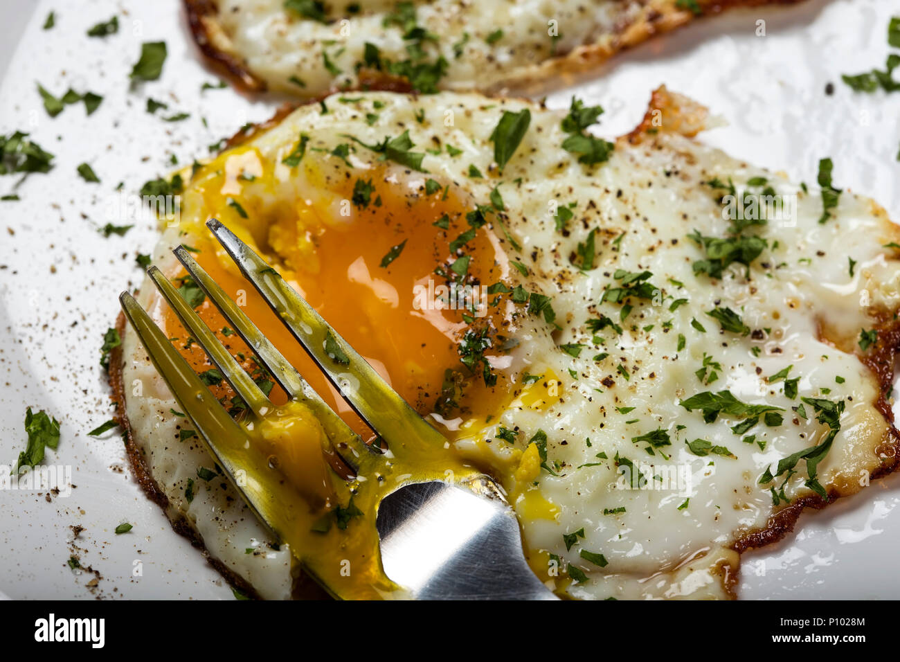 Manger des œufs au plat avec des herbes - vue rapprochée Banque D'Images