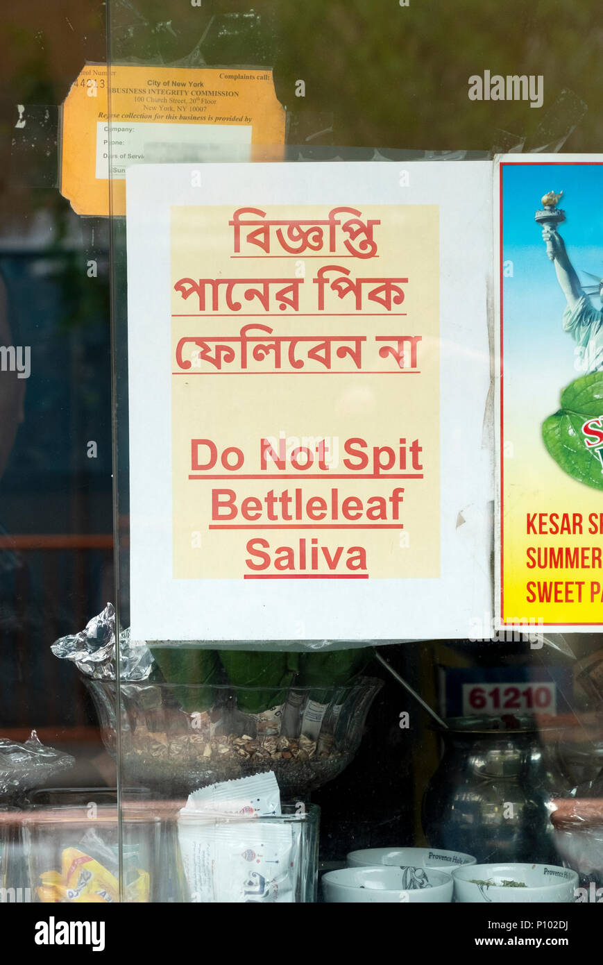 Å signer l'extérieur d'un restaurant à Jackson Heights, Queens demandant à ne pas cracher LA SALIVE BETTLELEAF Banque D'Images
