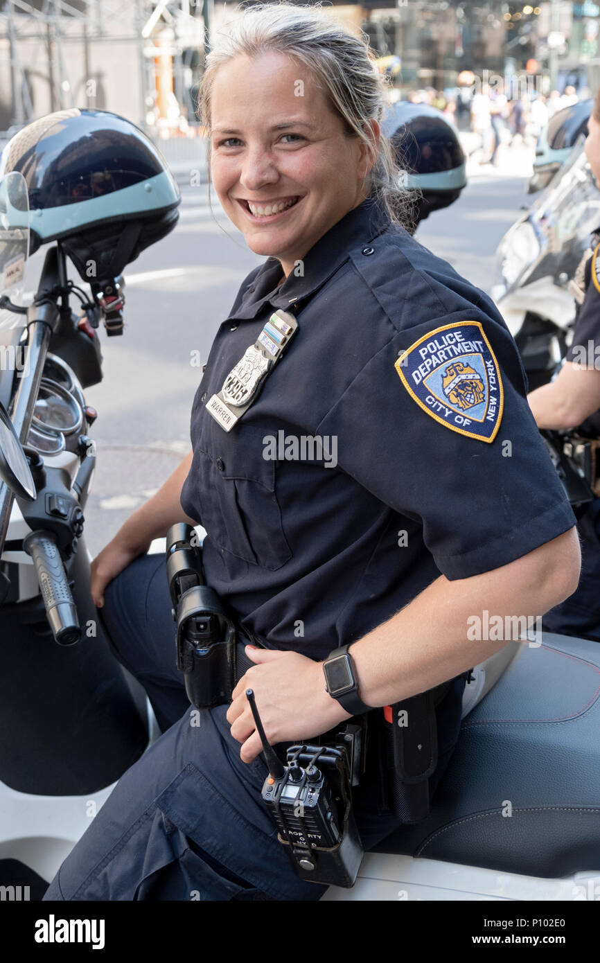 Une très belle femme moto sur la Cinquième Avenue à Manhattan, New York City. Banque D'Images