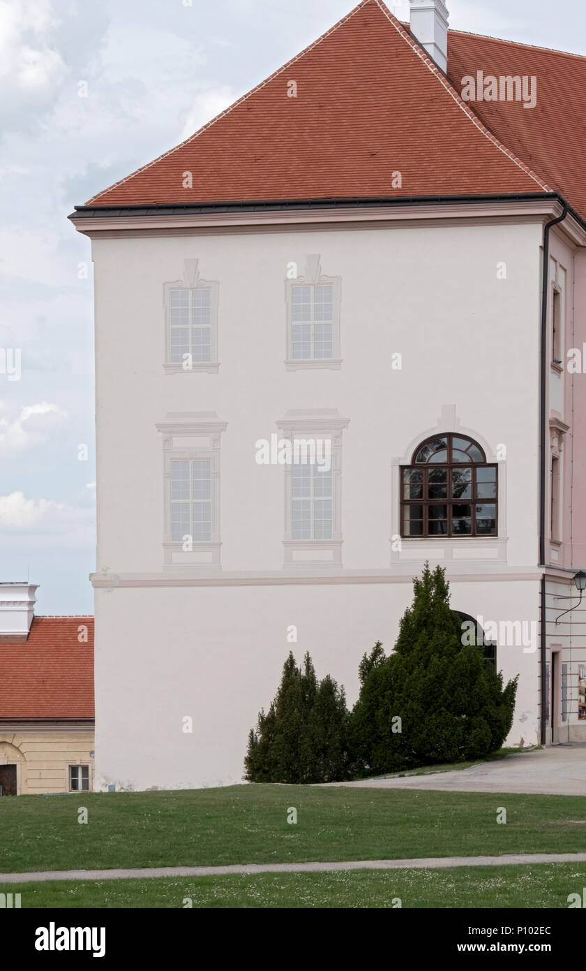 Quatre fenêtres en trompe-l'œil peint sur le côté d'un bâtiment sur le complexe de l'abbaye de Gottweig off le Danube en Autriche. Banque D'Images