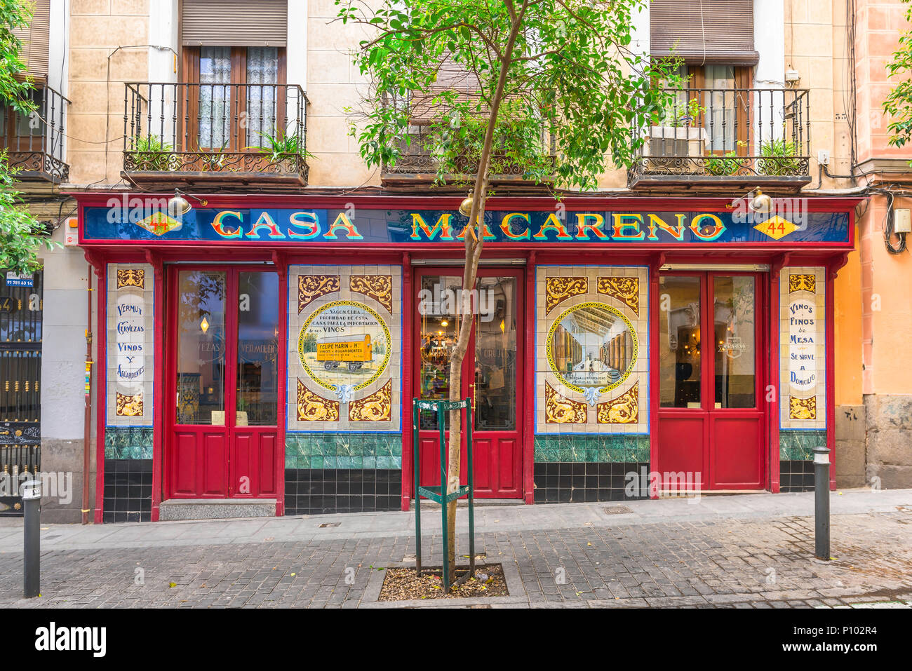 Bar Madrid, vue sur la façade colorée d'un bar dans le quartier historique de Malasana à Madrid, Espagne. Banque D'Images