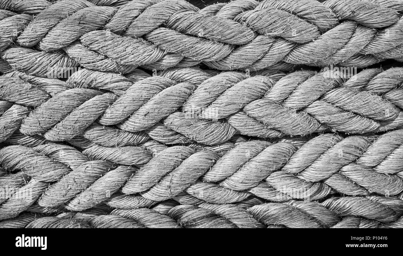 Close up noir et blanc photo ofold bateau effiloché des cordes. Banque D'Images