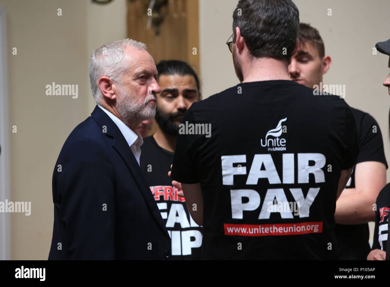 Le leader syndical Jeremy Corbyn s'adresse aux membres du personnel de TGI Friday à l'hôtel Prince of Wales de Southport, après avoir pris la parole à la conférence annuelle de l'Union des boulangers (BFAWU) au Centre des congrès de Southport, Là où il a promis un gouvernement travailliste agira pour s'assurer que tous les pourboires laissés par les clients dans les restaurants et les bars vont au personnel. Banque D'Images