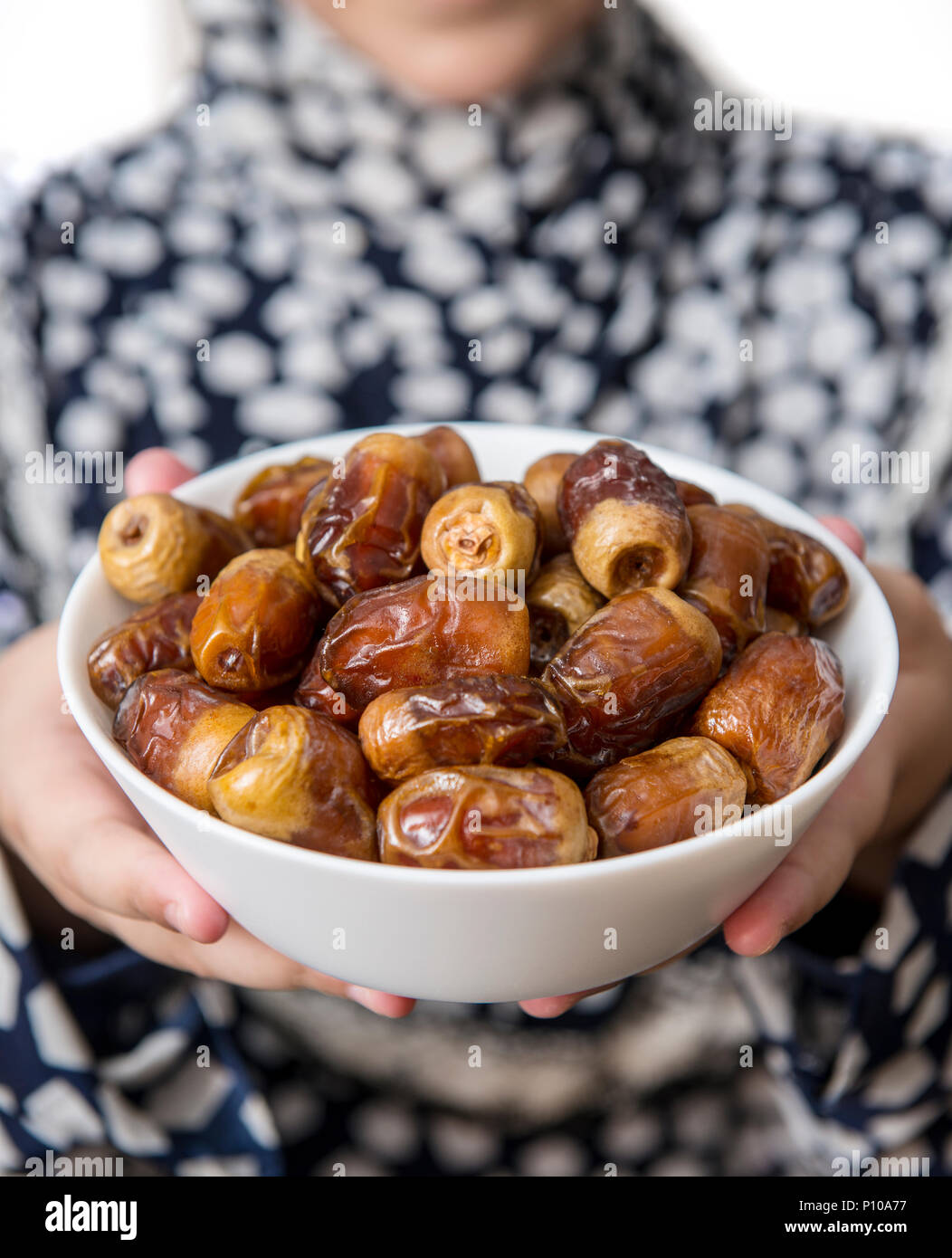 Jeune fille musulmane présentant le Ramadan in Bowel Banque D'Images