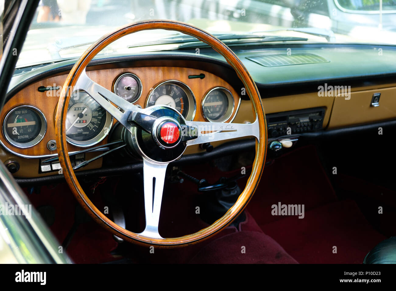 Berlin, Allemagne - 09 juin 2018 : le volant, planche de bord et l'intérieur de belle voiture vintage cockpit à Classic Days, un événement pour Oldtimer vintag Banque D'Images