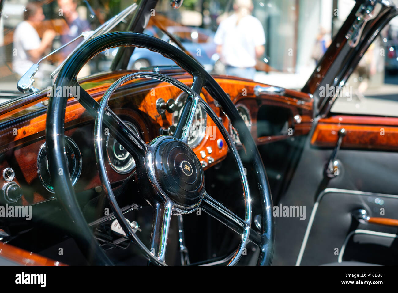 Berlin, Allemagne - 09 juin 2018 : le volant, planche de bord et l'intérieur de belle voiture vintage cockpit à Classic Days, un événement pour Oldtimer vintag Banque D'Images